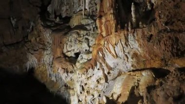 Karst mağaralarının içinde suyla oyulmuş sarkıtlar ve dikitler.