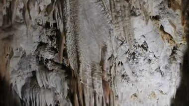 Karst mağaralarının içinde suyla oyulmuş sarkıtlar ve dikitler.