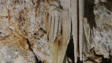 Karst mağaralarının içinde suyla oyulmuş sarkıtlar ve dikitler.