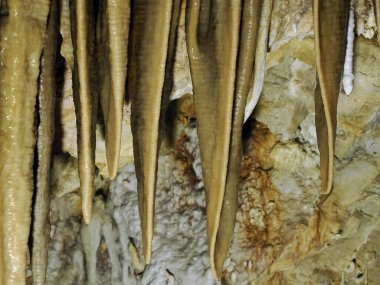 Karst mağaralarının içinde su manzarası tarafından oyulmuş sarkıtlar ve dikitler.