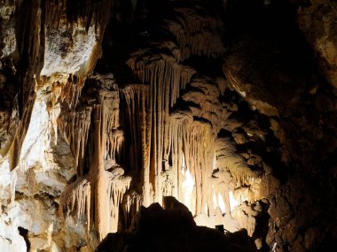 Karst mağaralarının içinde su manzarası tarafından oyulmuş sarkıtlar ve dikitler.