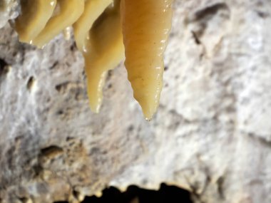 Karst mağaralarının içinde su manzarası tarafından oyulmuş sarkıtlar ve dikitler.