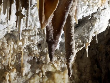 Karst mağaralarının içinde su manzarası tarafından oyulmuş sarkıtlar ve dikitler.