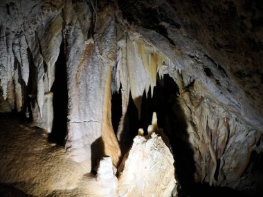 Karst mağaralarının içinde su manzarası tarafından oyulmuş sarkıtlar ve dikitler.
