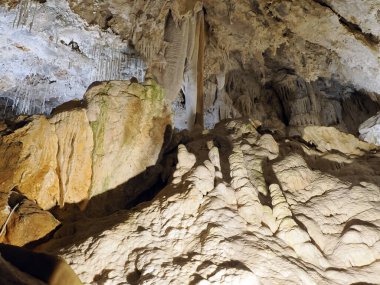 Karst mağaralarının içinde su manzarası tarafından oyulmuş sarkıtlar ve dikitler.