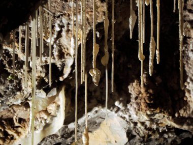 Karst mağaralarının içinde su manzarası tarafından oyulmuş sarkıtlar ve dikitler.