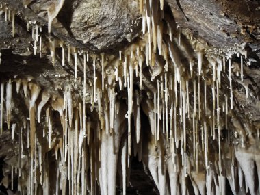 Karst mağaralarının içinde su manzarası tarafından oyulmuş sarkıtlar ve dikitler.
