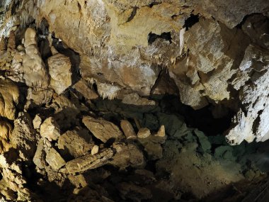 Karst mağaralarının içinde su manzarası tarafından oyulmuş sarkıtlar ve dikitler.