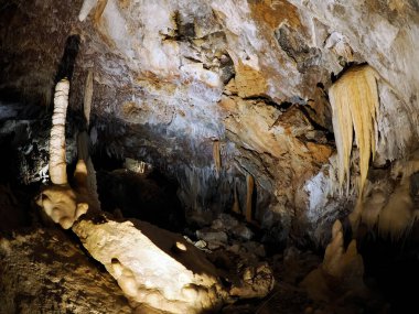 Karst mağaralarının içinde su manzarası tarafından oyulmuş sarkıtlar ve dikitler.