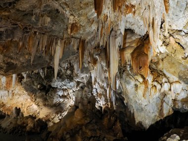 Karst mağaralarının içinde su manzarası tarafından oyulmuş sarkıtlar ve dikitler.