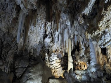 Karst mağaralarının içinde su manzarası tarafından oyulmuş sarkıtlar ve dikitler.