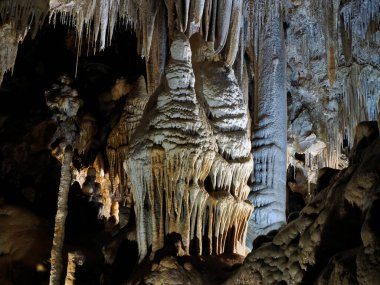 Karst mağaralarının içinde su manzarası tarafından oyulmuş sarkıtlar ve dikitler.