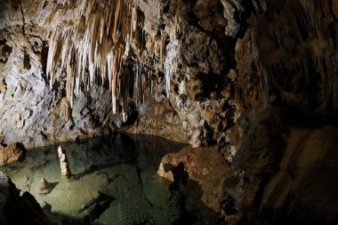 Karst mağaralarının içinde su manzarası tarafından oyulmuş sarkıtlar ve dikitler olan yeraltı gölü.