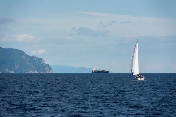 Panoramę gród miasta Genua od morza — Zdjęcie stockowe
