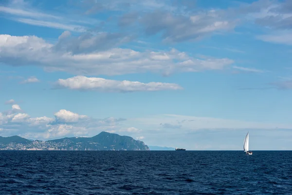 Stadtbild von Genua vom Meer aus — Stockfoto