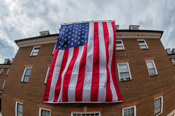 Bandeira gigante americana na prefeitura de alexandria — Fotografia de Stock