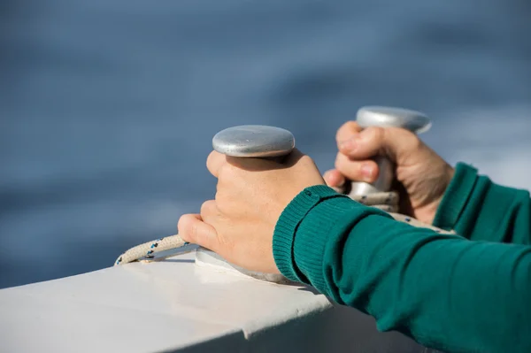 Діти руки, тримаючи човен боллард — стокове фото