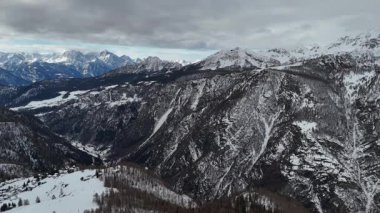 Kış mevsiminde Chamois Alp Köyü hava manzarası