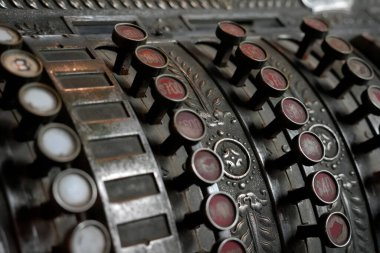 Metal tuşlar, cam ya da plastiğin yer aldığı klasik bir mekanik kasa 20. yüzyıl başlarındaki modellere ait.