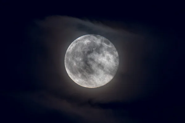 Luna piena sul nero — Foto Stock