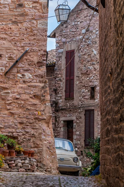 Vintage staré auto v obci spello, Itálie — Stock fotografie