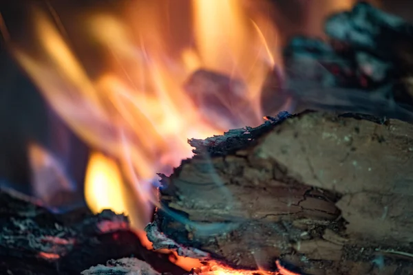 Braises de bois détail dans la cheminée — Photo