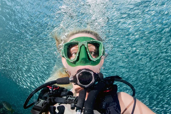 Schönheit blonde Taucherin Mädchen, das dich beim Schwimmen unter Wasser ansieht — Stockfoto