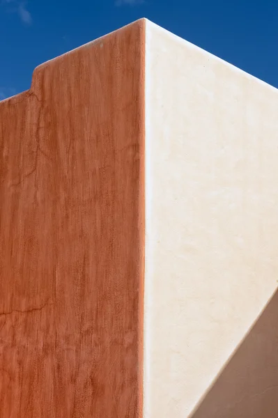 Mexikanische Hausdach und Wand Detail auf blauem Himmel Hintergrund — Stockbild Mexikanisches Haus bemalt Wand und Dach Detail — Stockfoto