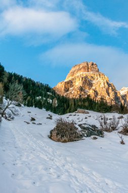Dolomites büyük panorama görünümünde kış zaman sassongher