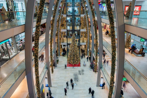Hamburg - Németország - 2014. December 30. - karácsonyfa a zsúfolt üzletek Euro folyosón — Stock Fotó