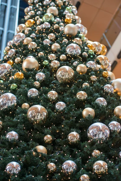 HAMBURGO - ALEMANHA - 30 de dezembro de 2014 - Árvore de Natal em lojas lotadas de Euro Passage — Fotografia de Stock