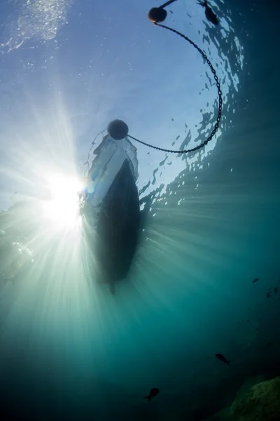 Boat ship from underwater blue ocean — Stock Photo, Image