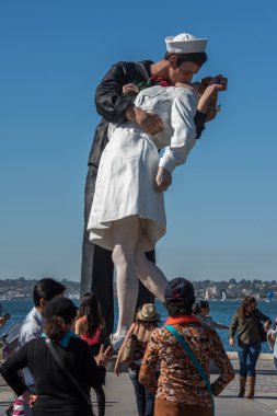 Bir selfie denizci ve hemşire heykel san diego öpüşme sırasında alan San Diego, ABD - 14 Kasım 2015 - insanlar