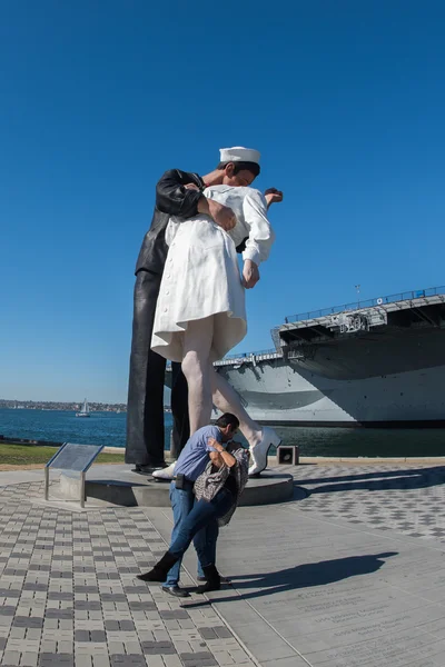 SAN DIEGO, EUA - NOVEMBRO 14, 2015 - Pessoas tirando uma selfie no marinheiro e enfermeira ao beijar estátua san diego — Fotografia de Stock