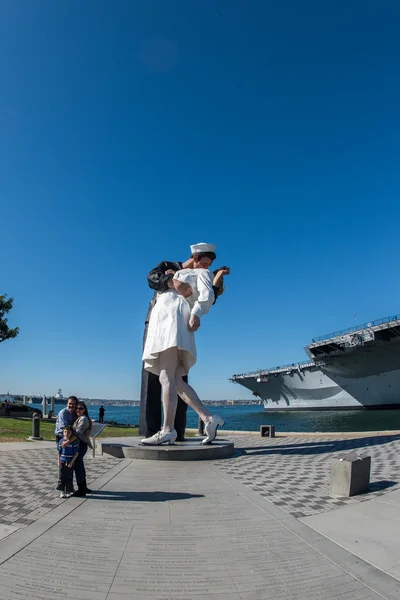 САН-ДИЕГО, США - 14 НОЯБРЯ 2015 - Люди делают селфи на моряка и медсестру, целуя статую Сан-Диего Стоковое Фото