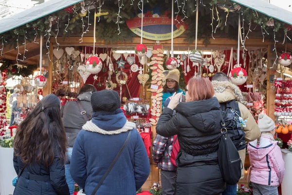 TRENTO, ITALIA - 1 DICEMBRE 2015 - Le persone al tradizionale mercatino di Natale — Foto Stock