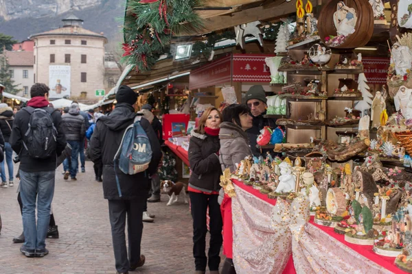 TRENTO, ITÁLIA - DEZEMBRO 1, 2015 - Pessoas no mercado tradicional de xmas — Fotografia de Stock