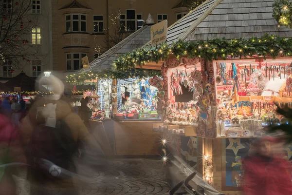 Trento, Olaszország - 2015. December 1. - az emberek a hagyományos karácsonyi piac — Stock Fotó