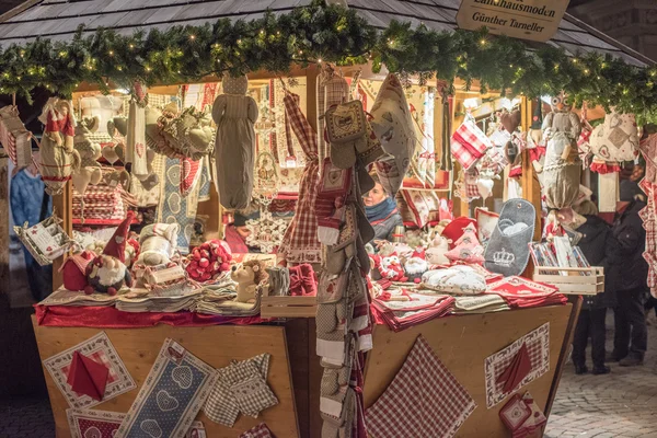 TRENTO, ITÁLIA - DEZEMBRO 1, 2015 - Pessoas no mercado tradicional de xmas — Fotografia de Stock