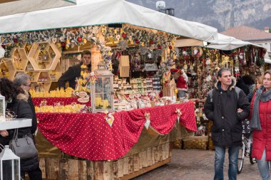 Trento, İtalya - 1 Aralık 2015 - insanlar geleneksel Noel Pazar