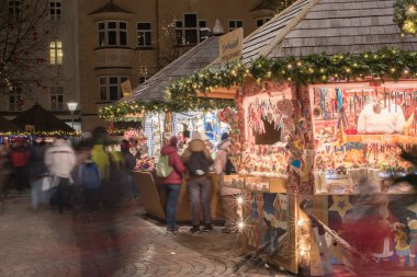 Trento, İtalya - 1 Aralık 2015 - insanlar geleneksel Noel Pazar