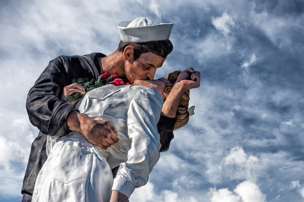 sailor and nurse while kissing statue san diego