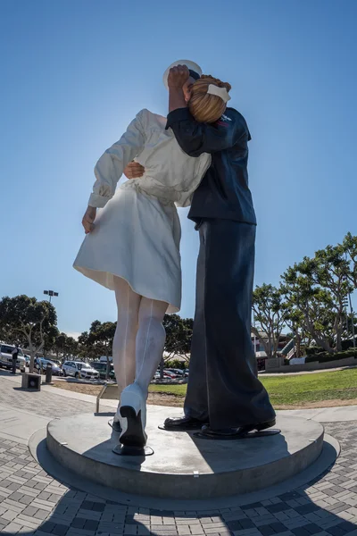 Marinero y enfermera mientras besa estatua san diego —  Fotos de Stock