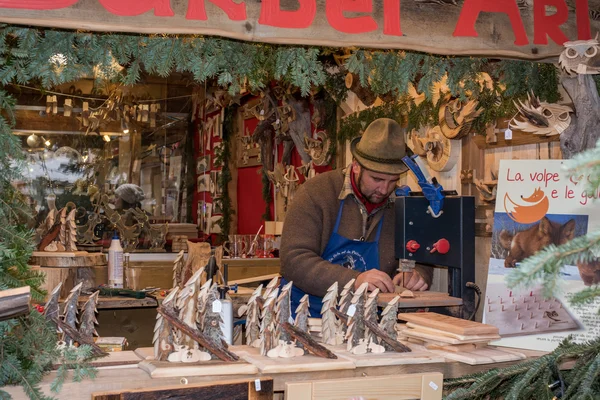 Trento, Italië - 1 December 2015 - mensen op traditionele xmas markt — Stockfoto