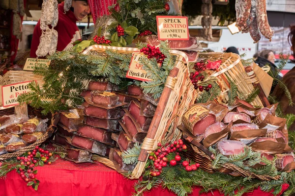 TRENTO, ITALY - DECEMBER 1, 2015 - People at traditional xmas market — Stock Photo, Image