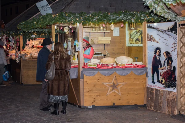 TRENTO, ITALY - 1 ДЕКАБРЯ 2015 - Люди на традиционном рождественском рынке — стоковое фото