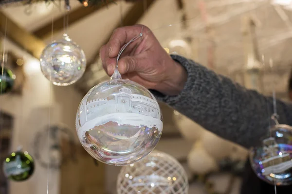 Trento, Italien - 1. Dezember 2015 - Menschen auf dem traditionellen Weihnachtsmarkt — Stockfoto