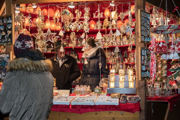 -2015 年 12 月 1 日-意大利特伦托人在传统的圣诞市场 — 图库照片