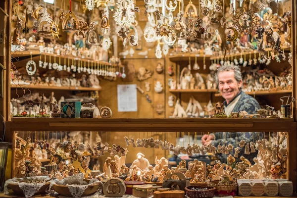 Trento, Italien - 1. Dezember 2015 - Menschen auf dem traditionellen Weihnachtsmarkt — Stockfoto