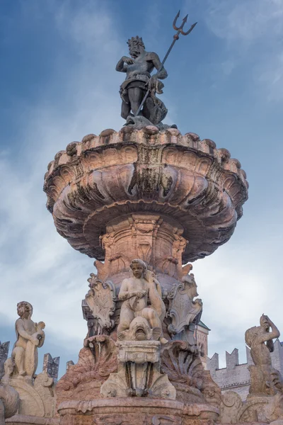 Cupola di Trento piazza principale vista con dettaglio fontana — Foto Stock